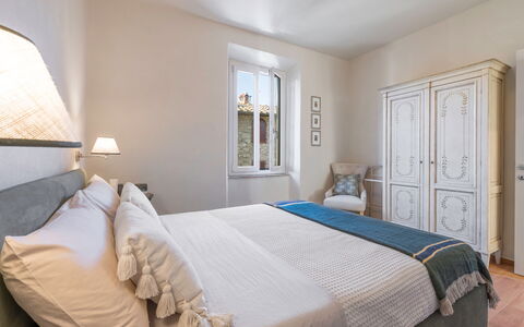 Il Nespolo Charming Apartment Fonterutoli - Siena,: Mobilia, Proprietà, Comfort, Costruzione, Azzurro, Legna, Porta, Telaio Del Letto, Tessile, Interior Design