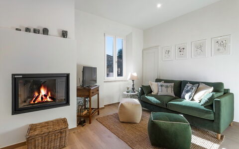 Il Nespolo Charming Apartment Fonterutoli - Siena,: Proprietà, Cornice, Mobilia, Divano, Comfort, Legna, Interior Design, Soggiorno, Pavimento, Pavimentazione