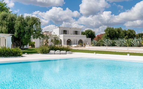 Masseria Isaia: Acqua, Nube, Cielo, Pianta, Proprietà, Costruzione, Azzurro, Albero, Piscina, Erba