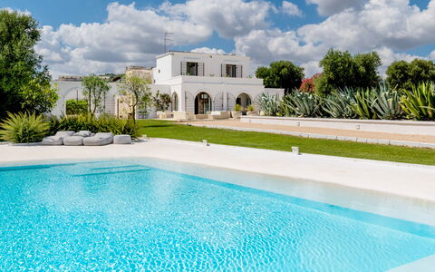 Masseria Isaia: Nube, Acqua, Cielo, Proprietà, Pianta, Azzurro, Natura, Costruzione, Piscina, Erba