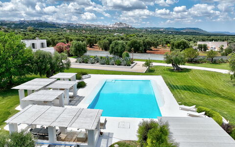 Masseria Isaia: Acqua, Nube, Cielo, Proprietà, Pianta, Piscina, Azzurro, Albero, Costruzione, Urban Design