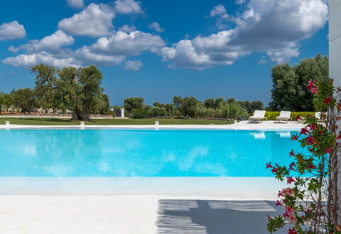 Masseria Isaia: Acqua, Cielo, Nube, Pianta, Proprietà, Piscina, Blu, Azzurro, Albero, Mobili Da Esterno