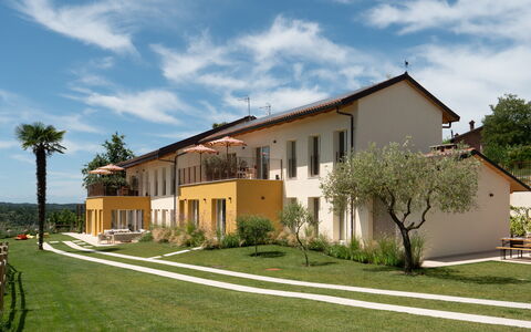 Casa Gallo - Roero - Langhe, Piemonte: Nube, Pianta, Cielo, Costruzione, Finestra, Albero, Porta, Lotto, Casa, Erba