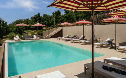 Casa Gallo - Roero - Langhe, Piemonte: Acqua, Cielo, Proprietà, Piscina, Nube, Costruzione, Shade, Pianta, Mobili Da Esterno, Albero