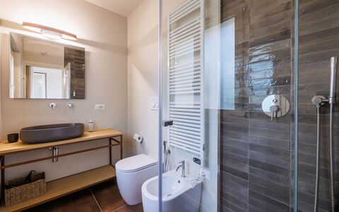 Casa Gallo - Roero - Langhe, Piemonte: Idraulico Fixture, Specchio, Rubinetto, Lavello, Proprietà, Bagno, Viola, Costruzione, Interior Design, Lavandino Del Bagno