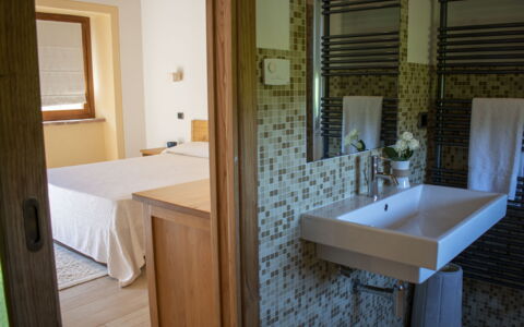 Villa Niccone: Lavello, Proprietà, Rubinetto, Idraulico Fixture, Specchio, Bagno, Legna, Interior Design, Pavimento