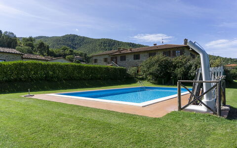 Villa Niccone: Cielo, Pianta, Nube, Costruzione, Albero, Piscina, Shade, Erba, Rettangolo, Tempo Libero