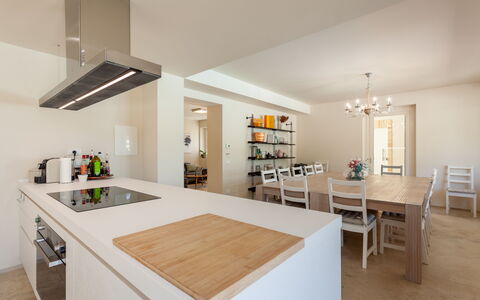 Villa Aso: Mobilia, Interior Design, Pavimentazione, Controsoffitto, Cucina, Pavimento, Parete, Legna, Soffitto, Cucina & Sala Da Pranzo Tavolo