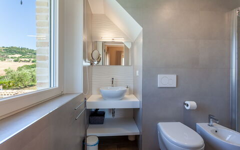 Villa Aso: Pavimentazione, Parete, Idraulico Fixture, Pavimento, Interior Design, Bagno, Lavandino Del Bagno, Lavello, Rubinetto, Soffitto