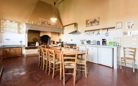 Villa Badiuzza: Mobilia, Tavolo, Proprietà, Sedia, Interior Design, Legna, Architettura, Cucina, Pavimentazione, Pavimento
