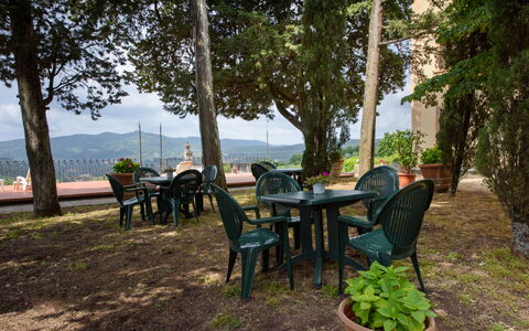 Villa Badiuzza: Pianta, Mobilia, Tavolo, Sedia, Cielo, Albero, Shade, Mobili Da Esterno, Tavolo Esterno, Legna