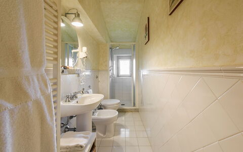 Villa Badiuzza: Specchio, Idraulico Fixture, Proprietà, Rubinetto, Costruzione, Lavello, Bagno, Interior Design, Lavandino Del Bagno, Gabinetto