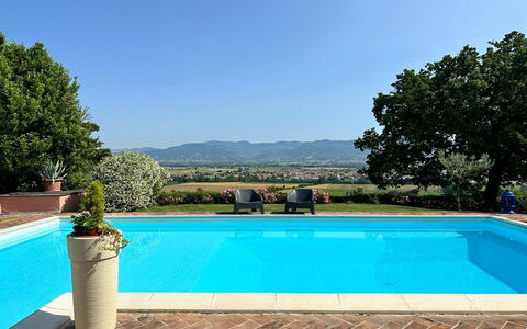 Villa Carsuga: Acqua, Pianta, Proprietà, Cielo, Piscina, Blu, Azzurro, Botanica, Albero, Vaso Di Fiori