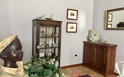 Villa Carsuga: Cornice, Proprietà, Cabinetry, Interior Design, Legna, Pianta, Fiore, Pavimentazione, Cassetto, Costruzione