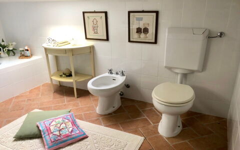 Villa Carsuga: Idraulico Fixture, Toilet Seat, Gabinetto, Viola, Costruzione, Bagno, Pianta, Casa, Pavimentazione, Interior Design