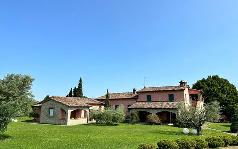 Villa Carsuga: Cielo, Pianta, Finestra, Albero, Costruzione, Paesaggio Naturale, Lotto, Erba, Villetta, Casa