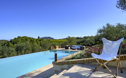 Villa Bartolomeo: Acqua, Cielo, Mobilia, Pianta, Azzurro, Piscina, Sedia, Mobili Da Esterno, Albero, Paesaggio Naturale