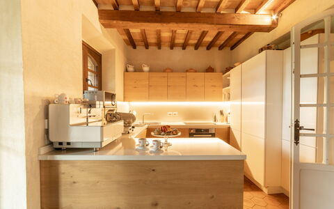 Villa Bartolomeo: Proprietà, Cabinetry, Legna, Cucina, Controsoffitto, Rubinetto, Interior Design, Pavimento, Pavimentazione, Latifoglie
