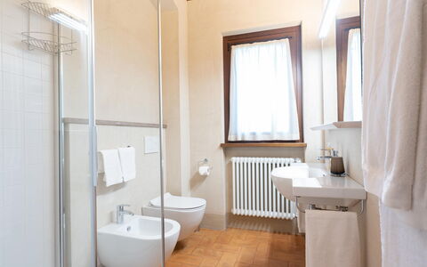 Villa Bartolomeo: Proprietà, Idraulico Fixture, Finestra, Rubinetto, Tenda, Interior Design, Architettura, Bagno, Illuminazione