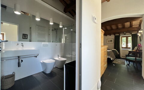 The Architects House: Specchio, Rubinetto, Lavello, Idraulico Fixture, Lavandino Del Bagno, Bagno, Illuminazione, Interior Design, Pavimentazione, Finestra