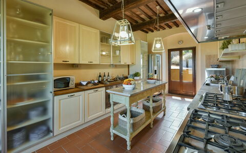 Villa Bagnoli: Cabinetry, Proprietà, Elettrodomestico Da Cucina, Cucina, Tavolo, Controsoffitto, Cucina Stufa, Costruzione, Legna, Architettura