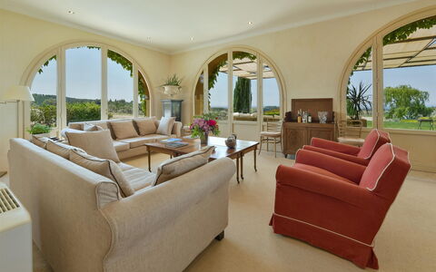 Villa Bagnoli: Mobilia, Divano, Proprietà, Tavolo, Pianta, Comfort, Divano Letto, Interior Design, Soggiorno, Costruzione