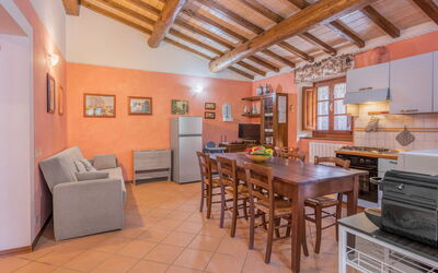Sera Apartment: Tavolo, Cabinetry, Legna, Interior Design, Pavimento, Cornice, Pavimentazione, Cucina, Soggiorno, Controsoffitto