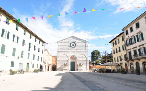 Casa Toto: Costruzione, Cittadina, Insediamento Umano, Città, Architettura, Cielo, Quartiere, Strada, La Piazza Cittadina, Casa