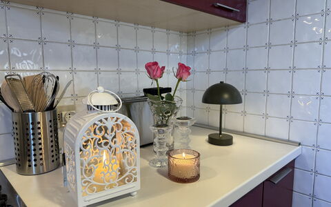 Casa Toto: Interior Design, Cucina, Bicchiere, Piastrella, Pianta Della Casa, Vaso Di Fiori, Cabinetry, Controsoffitto, Dipingere