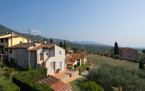 Casa Mimy: Cielo, Costruzione, Proprietà, Finestra, Pianta, Casa, Albero, Urban Design, Zona Residenziale