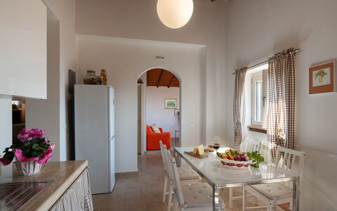 Casa Mimy: Tavolo, Mobilia, Proprietà, Cabinetry, Legna, Finestra, Interior Design, Cucina, Sedia, Pianta Della Casa