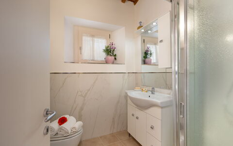 Casa Mimy: Specchio, Mobiletto Del Bagno, Cabinetry, Proprietà, Idraulico Fixture, Lavello, Rubinetto, Lavandino Del Bagno, Bagno, Interior Design