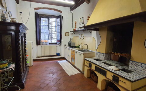 La Colonna: Cabinetry, Controsoffitto, Finestra, Stufa A Gas, Lavello, Cucina Stufa, Interior Design, Piano Cottura, Cucina, Legna