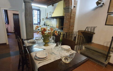 La Colonna: Tavolo, Cornice, Mobilia, Tavola, Sedia, Costruzione, Legna, Illuminazione, Dishware, Interior Design