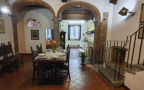 La Colonna: Tavolo, Mobilia, Proprietà, Cornice, Costruzione, Sedia, Legna, Interior Design, Finestra, Architettura