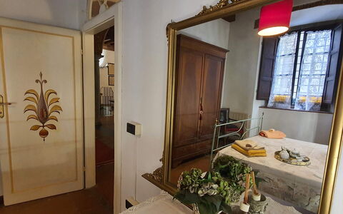 La Colonna: Proprietà, Finestra, Pianta, Legna, Costruzione, Porta, Interior Design, Pavimento, Divano