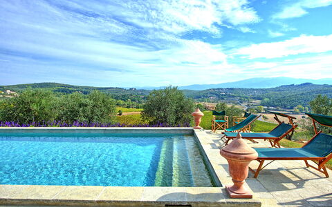 Villa Cona: Acqua, Nube, Cielo, Pianta, Piscina, Blu, Azzurro, Mobili Da Esterno, Albero, Rettangolo