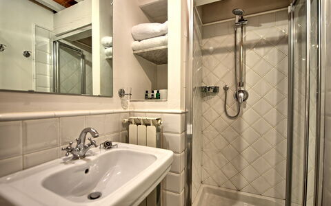 Villa Cona: Marrone, Specchio, Rubinetto, Idraulico Fixture, Lavello, Lavandino Del Bagno, Proprietà, Doccia Porta, Bagno, Interior Design