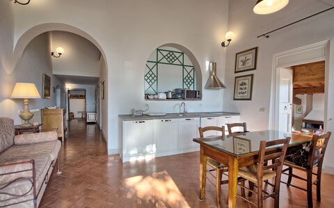 Villa Cona: Tavolo, Mobilia, Divano, Sedia, Legna, Cornice, Interior Design, Architettura, Cabinetry, Soggiorno