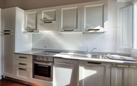 Villa Cona: Cabinetry, Lavandino Della Cucina, Controsoffitto, Lavello, Rubinetto, Costruzione, Cucina Stufa, Cucina, Legna, Interior Design