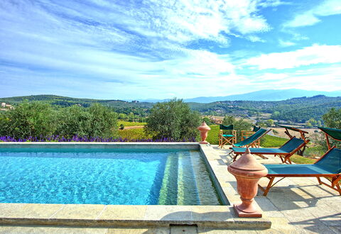 Villa Cona: Acqua, Nube, Cielo, Pianta, Piscina, Blu, Azzurro, Mobili Da Esterno, Albero, Rettangolo