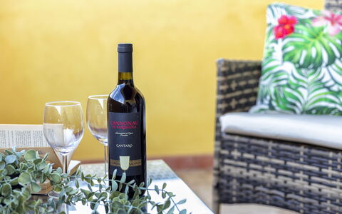 Happy Island: Bottiglia, Bicchieri, Vino, Bottiglia Di Vetro, Barware, Bevanda Alcolica, Bevanda, Bottiglia Di Vino, Pianta