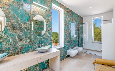 Casa Di Veronica: Specchio, Idraulico Fixture, Proprietà, Rubinetto, Vasca Da Bagno, Verde, Azzurro, Blu, Bagno, Viola