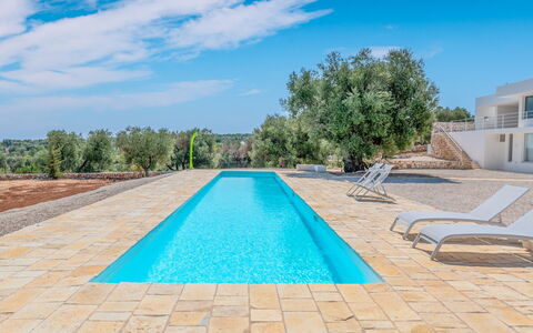 Casa Di Veronica: Acqua, Nube, Cielo, Giorno, Costruzione, Blu, Azzurro, Pianta, Manto Stradale, Piscina