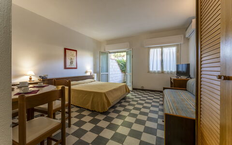 Giannella Beach Residence Apartment - Giannella, G: Mobilia, Tavolo, Cornice, Legna, Pavimentazione, Pavimento, Pianta Della Casa, Soggiorno, Finestra