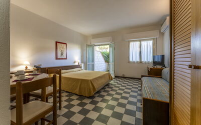Giannella Beach Residence Apartment Mono 2: Mobilia, Tavolo, Cornice, Legna, Pavimentazione, Pavimento, Pianta Della Casa, Soggiorno, Finestra