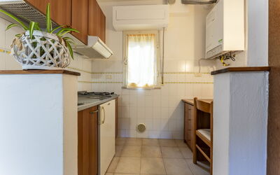 Giannella Beach Residence Apartment Bilo 2: Proprietà, Cabinetry, Controsoffitto, Costruzione, Legna, Interior Design, Finestra, Cucina, Pavimentazione, Pavimento