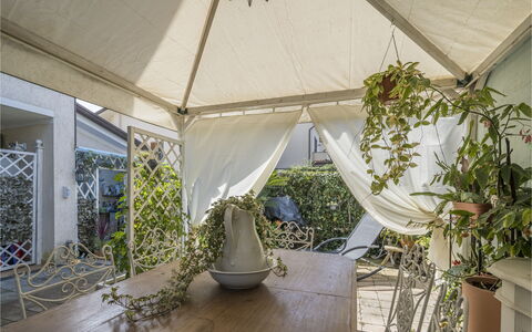 La Bouganville, Forte Dei Marmi, Private Garden, W: Vaso Di Fiori, Shade, Struttura Esterna, Sedia, Giardino, Pianta Della Casa, Mobili Da Esterno, Terrazza, Cortile, Cortile