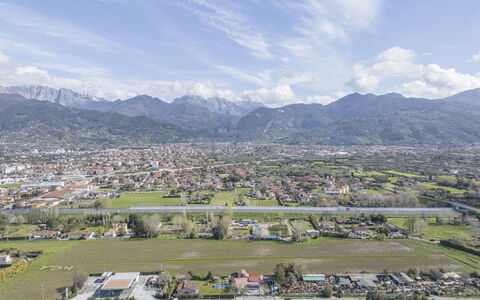 La Bouganville, Forte Dei Marmi, Private Garden, W: Geografia Montane, Montagna, Collina, Catena Montuosa, Highland, Orizzonte, Paesaggio, Cresta, Nube, Hill Station