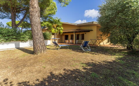 Argentario Giannella Apartment- Orbetello, Toscana: Pianta, Costruzione, Proprietà, Cielo, Finestra, Albero, Shade, Lotto, Casa, Nube